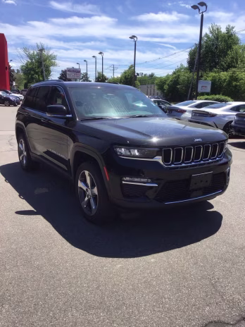 2022 Diamond Black Crystal Pearlcoat Jeep Grand Cherokee Limited 4X4 SUV