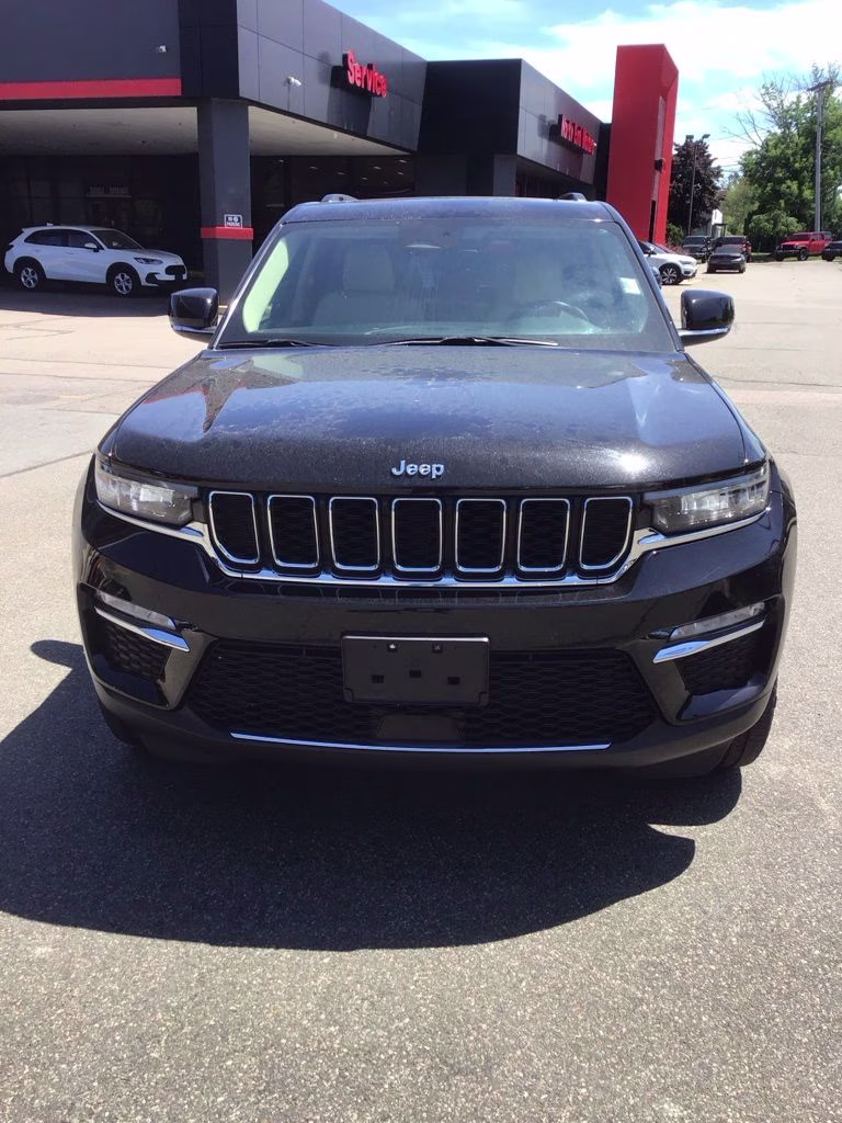 2022 Diamond Black Crystal Pearlcoat Jeep Grand Cherokee Limited 4X4 SUV