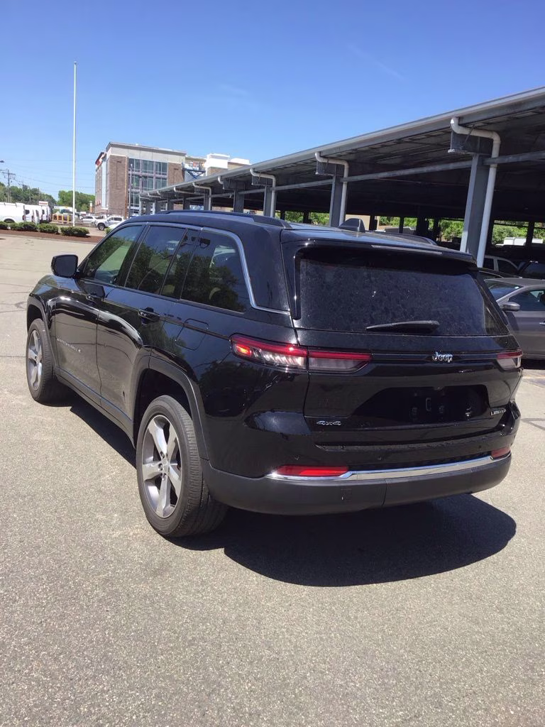 2022 Diamond Black Crystal Pearlcoat Jeep Grand Cherokee Limited 4X4 SUV