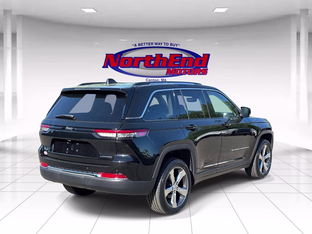 2022 Diamond Black Crystal Pearlcoat Jeep Grand Cherokee Limited 4X4 SUV