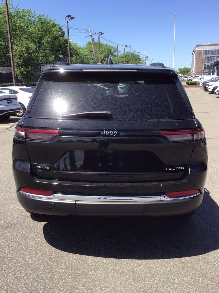 2022 Diamond Black Crystal Pearlcoat Jeep Grand Cherokee Limited 4X4 SUV