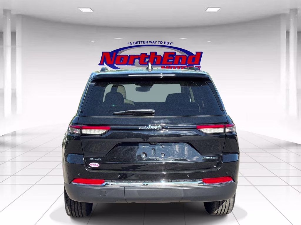 2022 Diamond Black Crystal Pearlcoat Jeep Grand Cherokee Limited 4X4 SUV
