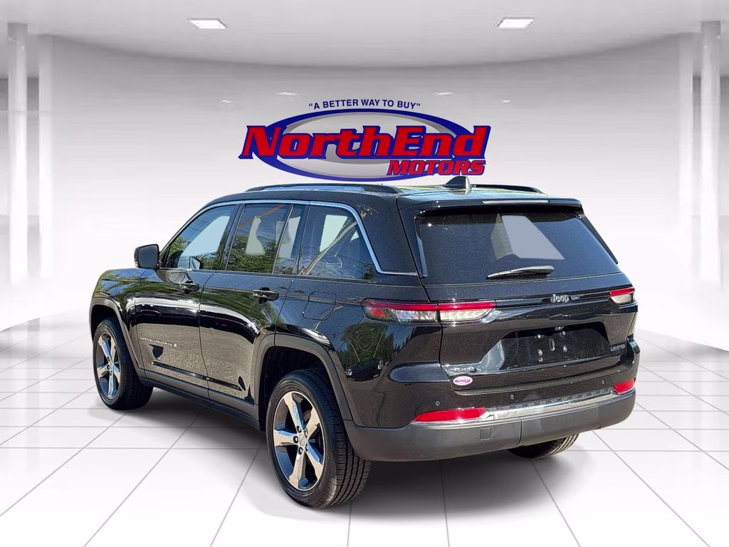 2022 Diamond Black Crystal Pearlcoat Jeep Grand Cherokee Limited 4X4 SUV