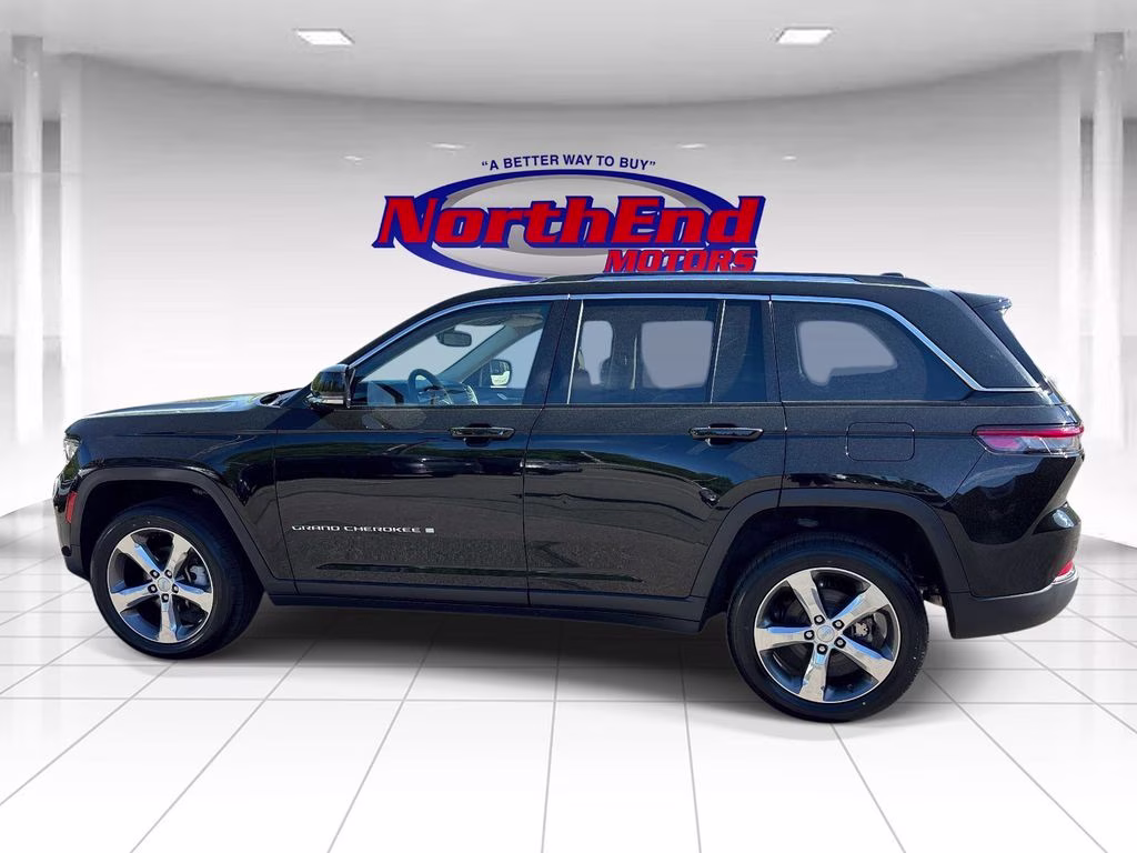 2022 Diamond Black Crystal Pearlcoat Jeep Grand Cherokee Limited 4X4 SUV