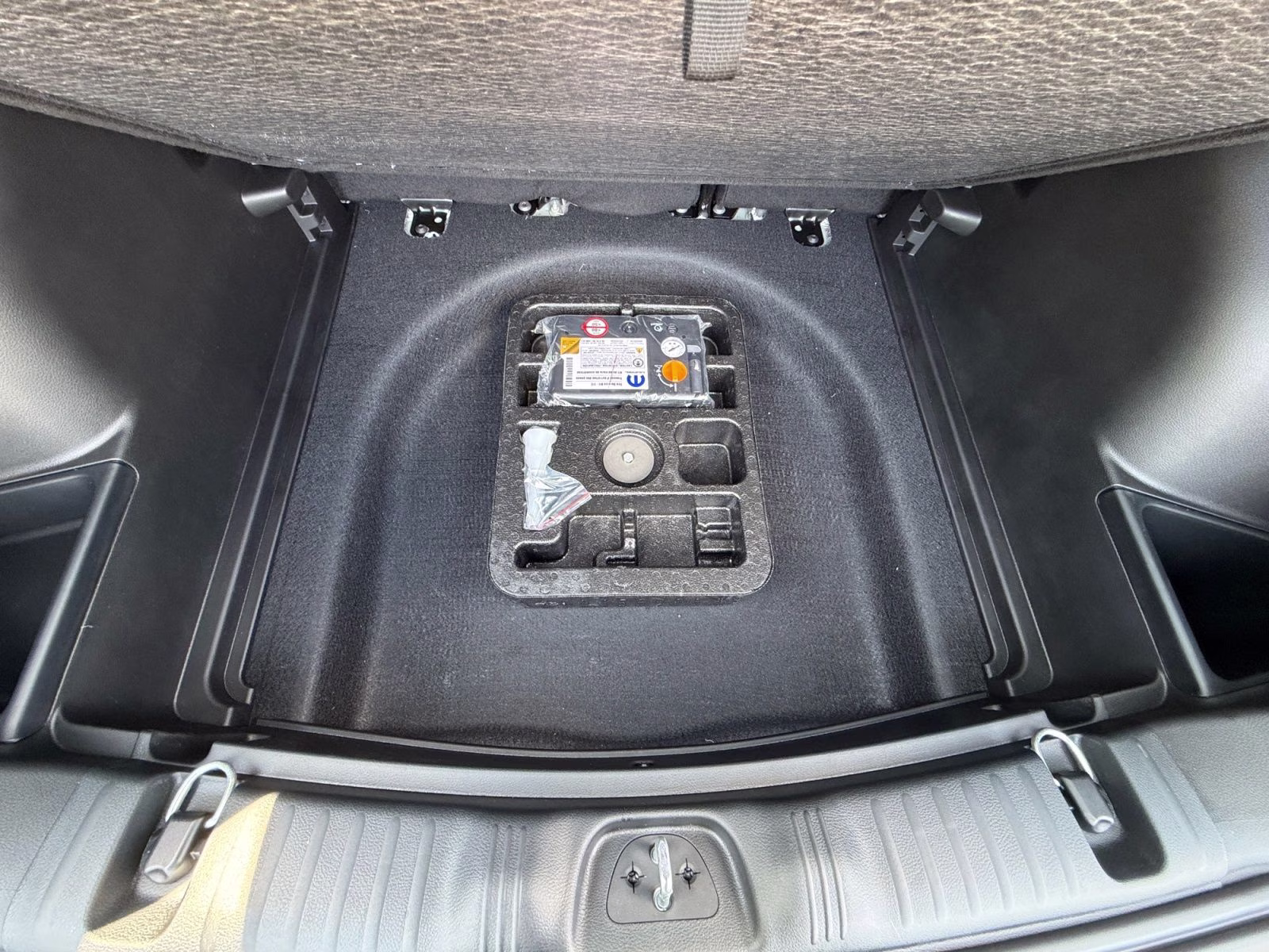 2026 Silver Zynith Metallic Clearcoat Jeep Compass Latitude 4X4 SUV