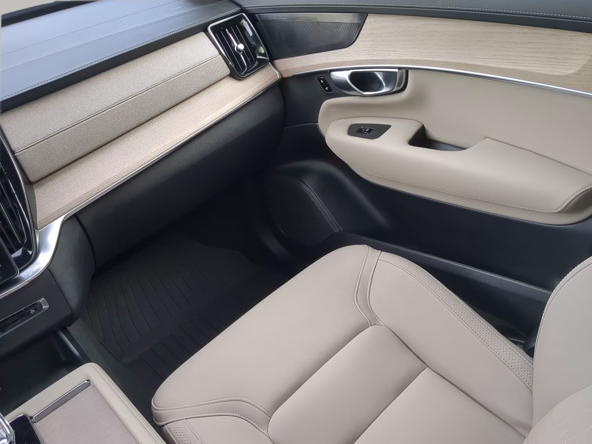 2026 Onyx Black Metallic Volvo XC90 Plus AWD SUV