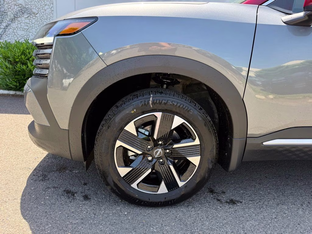 2026 Gun Metallic/Scarlet Ember Tintcoat Nissan Kicks SV AWD SUV