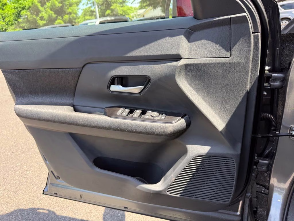 2026 Gun Metallic/Scarlet Ember Tintcoat Nissan Kicks SV AWD SUV
