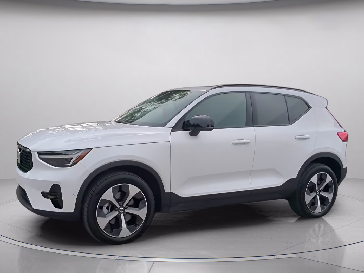 2026 Crystal White Volvo XC40 Plus AWD SUV