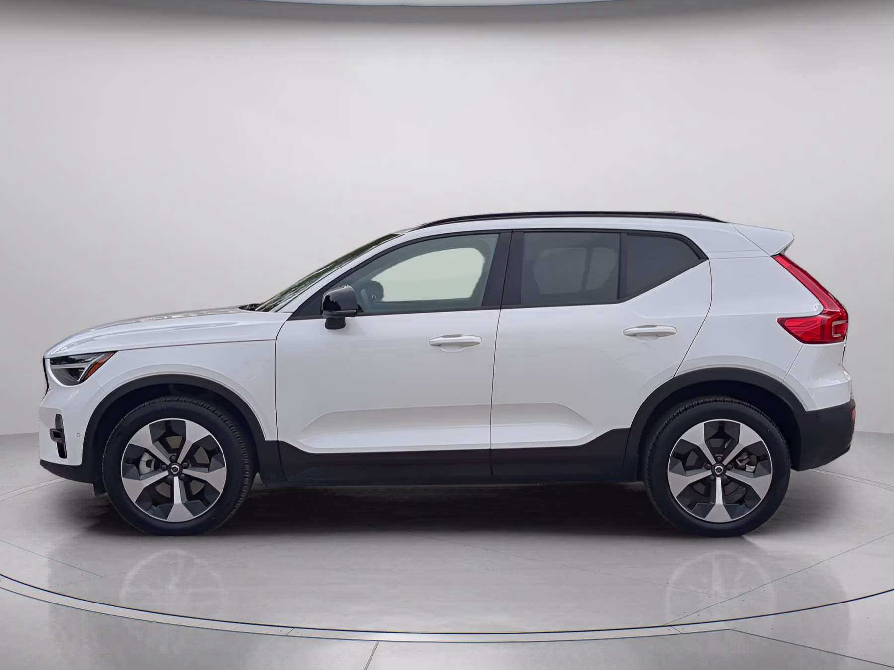 2026 Crystal White Volvo XC40 Plus AWD SUV