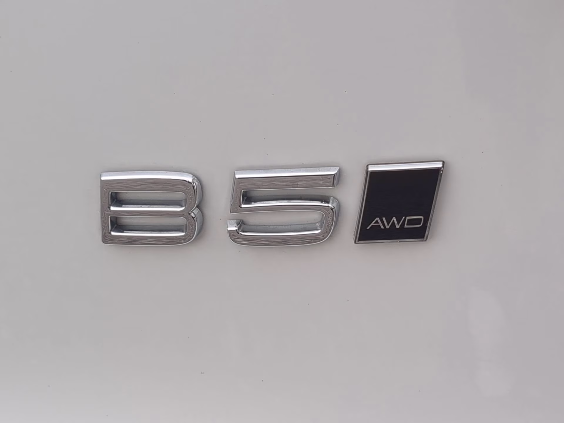 2026 Crystal White Volvo XC40 Plus AWD SUV