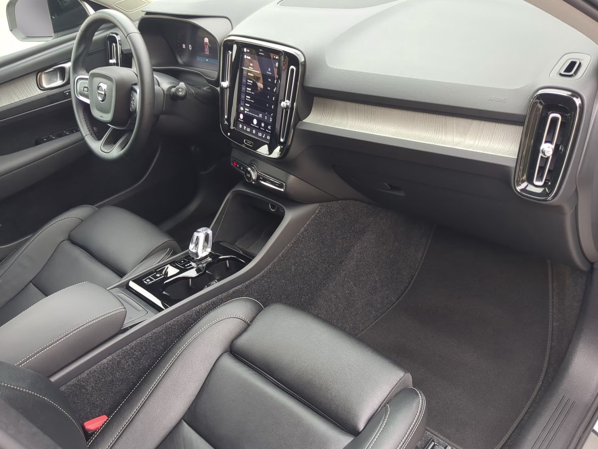 2026 Crystal White Volvo XC40 Plus AWD SUV