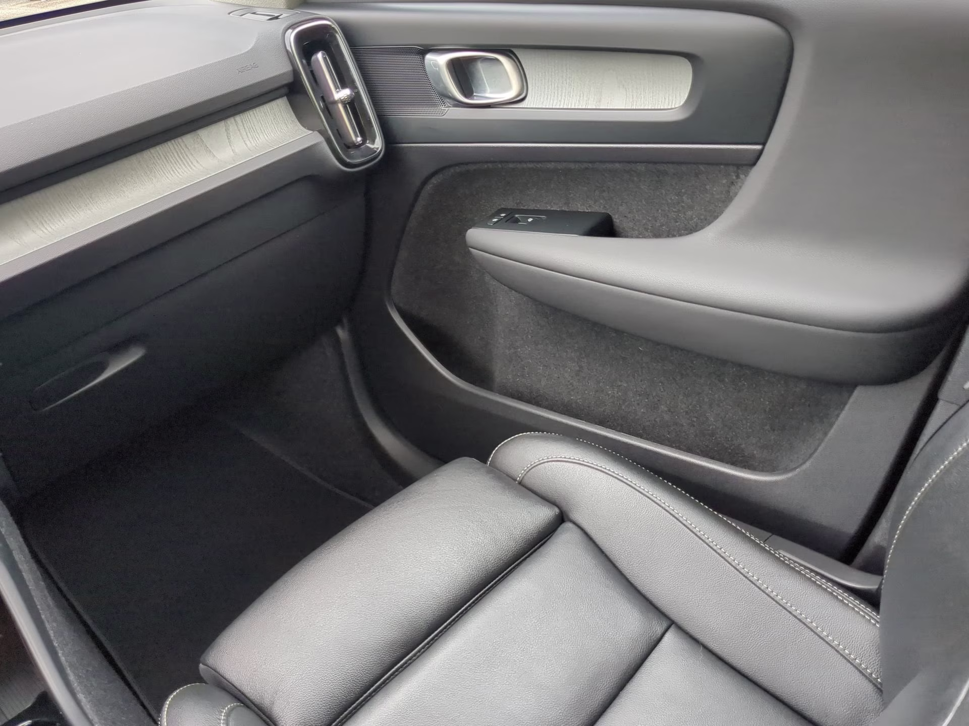 2026 Crystal White Volvo XC40 Plus AWD SUV