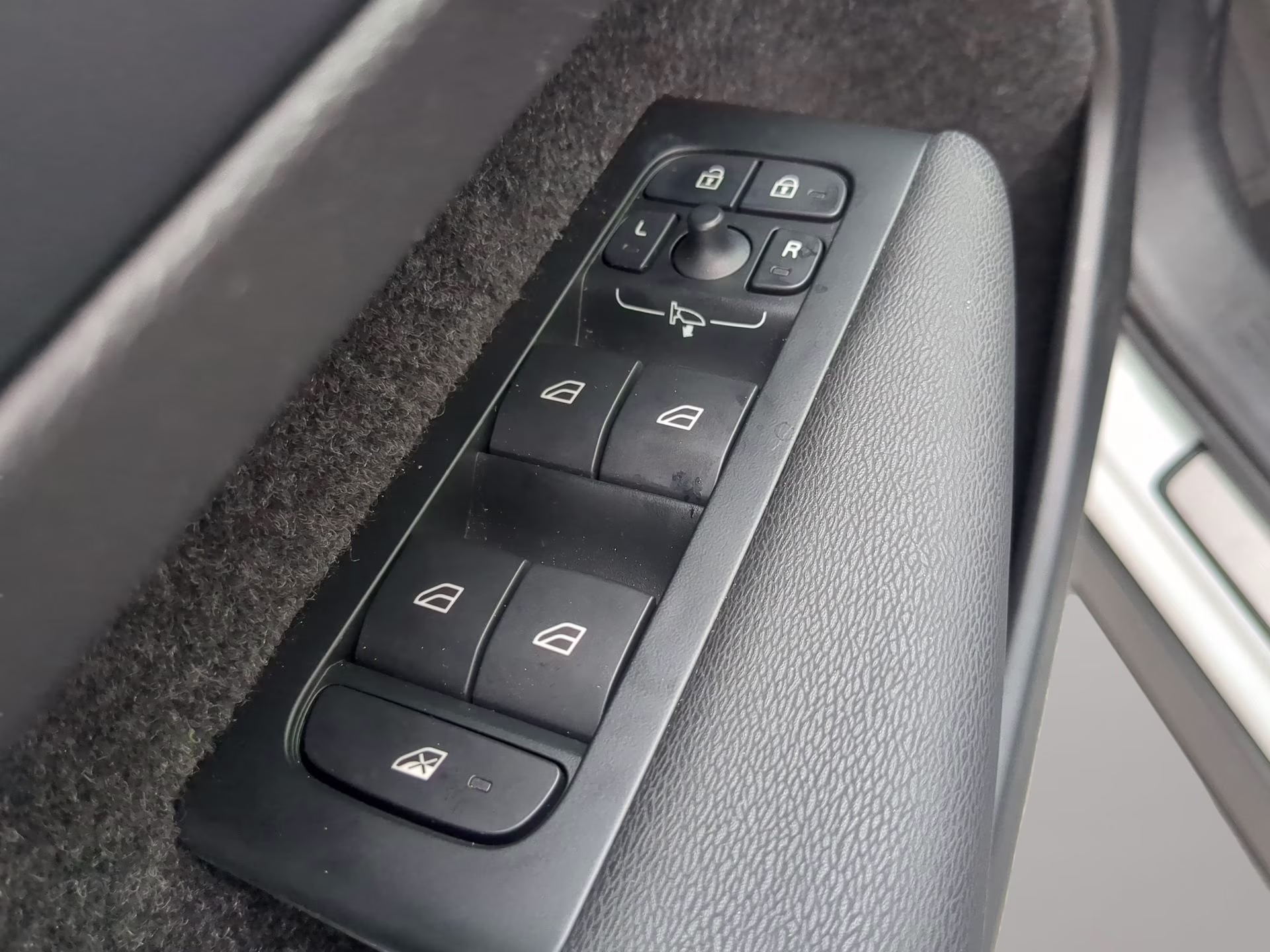 2026 Crystal White Volvo XC40 Plus AWD SUV