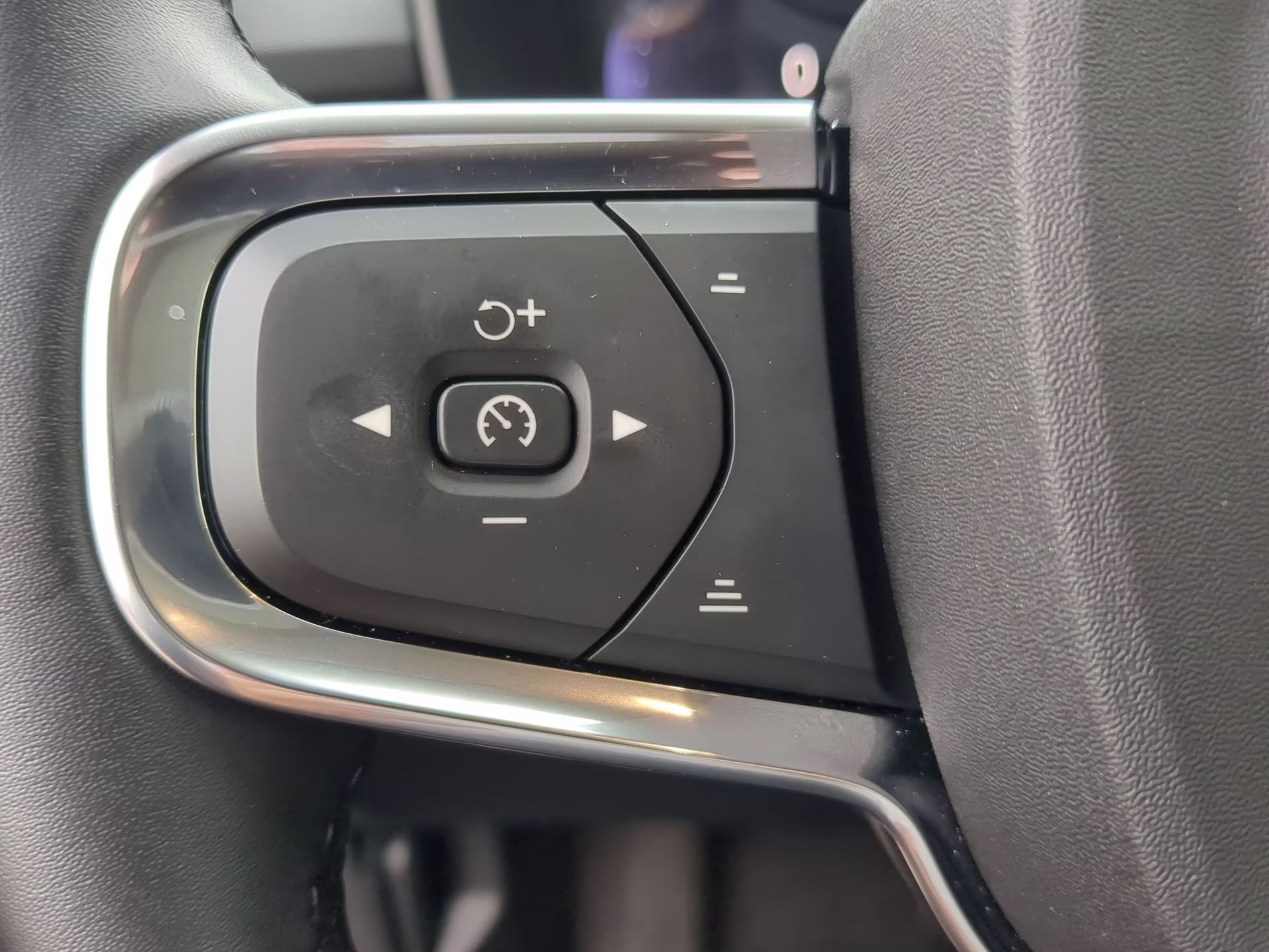 2026 Crystal White Volvo XC40 Plus AWD SUV