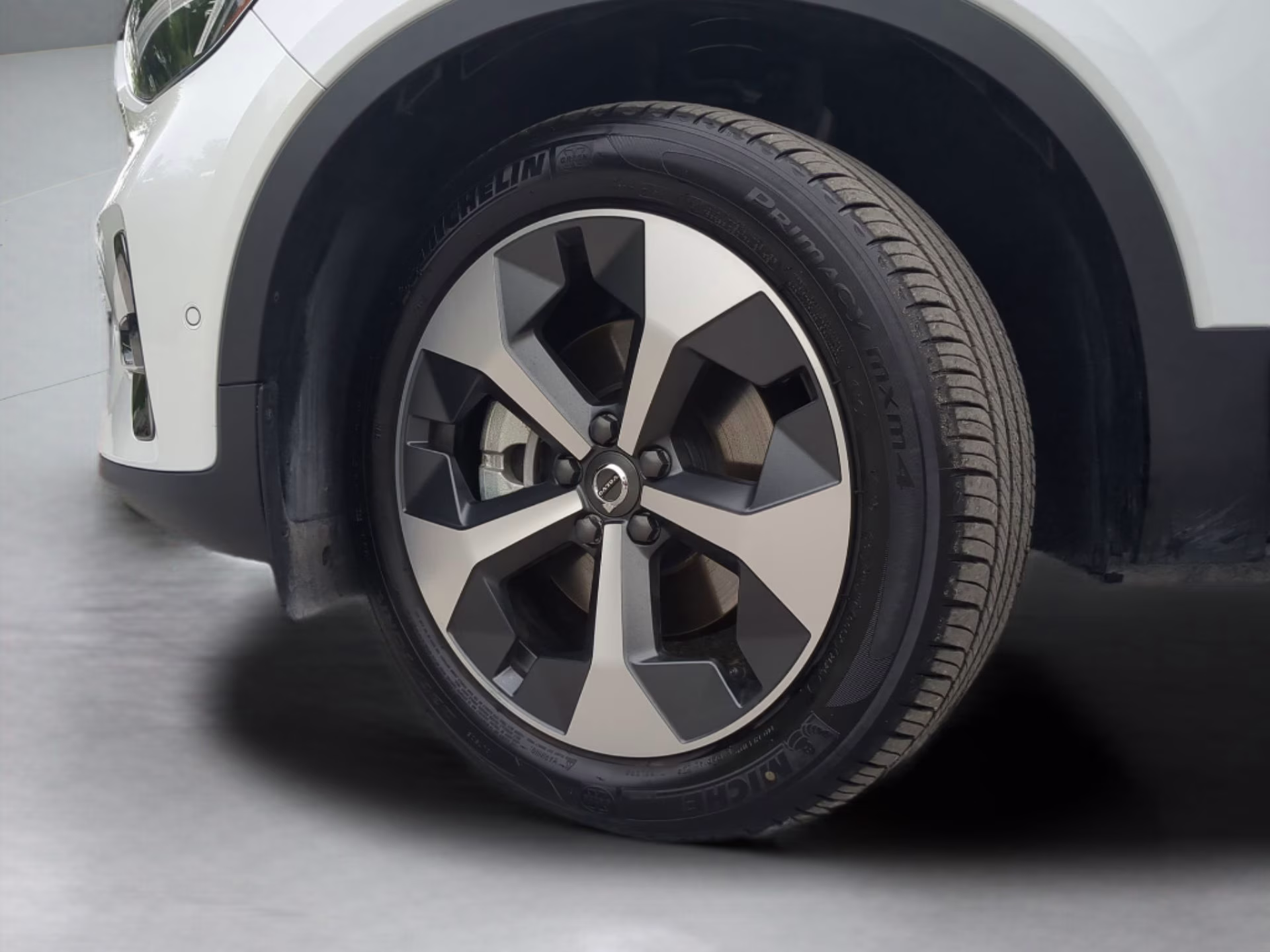 2026 Crystal White Volvo XC40 Plus AWD SUV