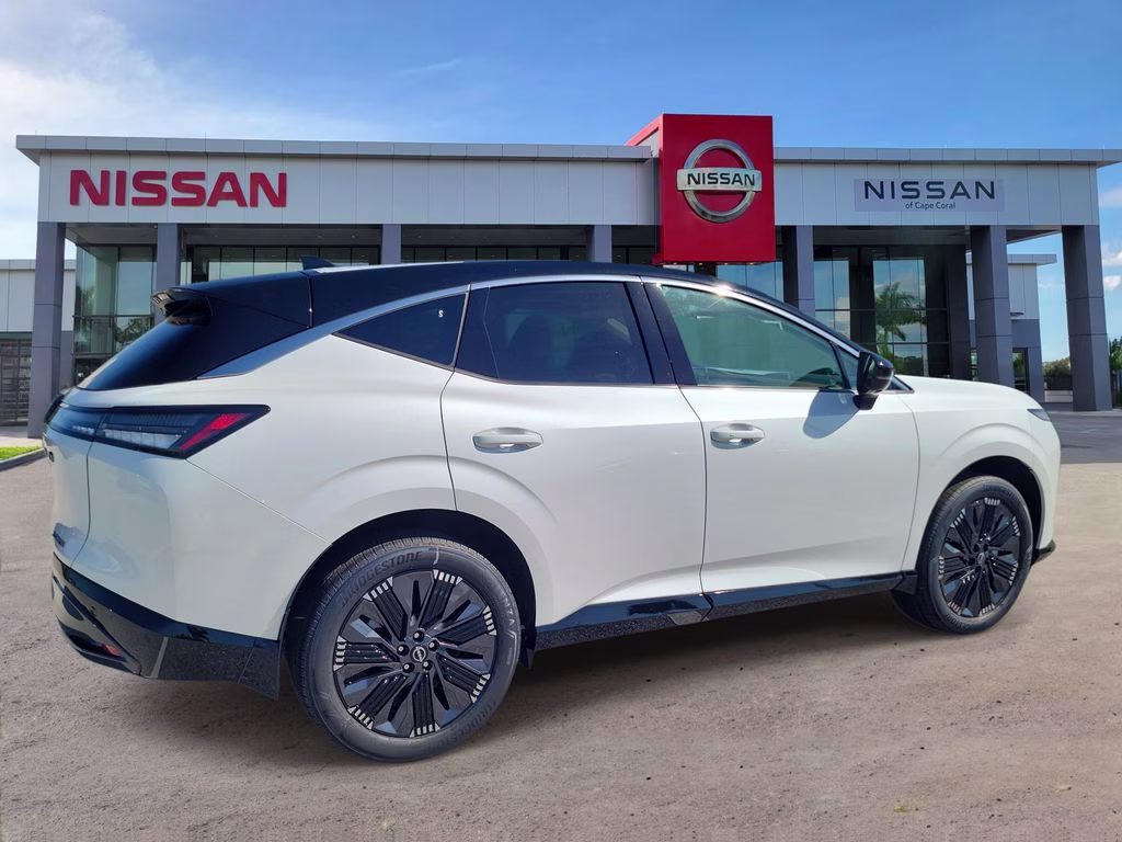 2026 Everest White Pearl/Black Nissan Murano Platinum AWD SUV