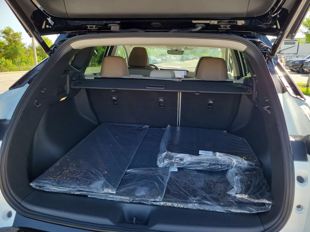 2026 Everest White Pearl/Black Nissan Murano Platinum AWD SUV