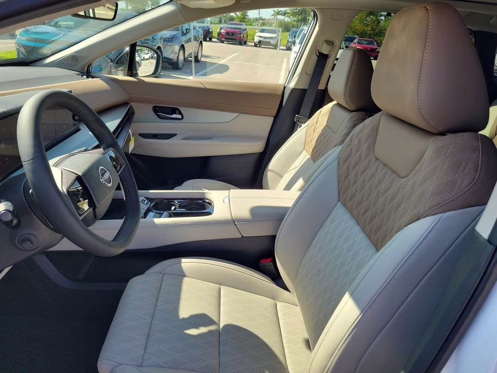 2026 Everest White Pearl/Black Nissan Murano Platinum AWD SUV