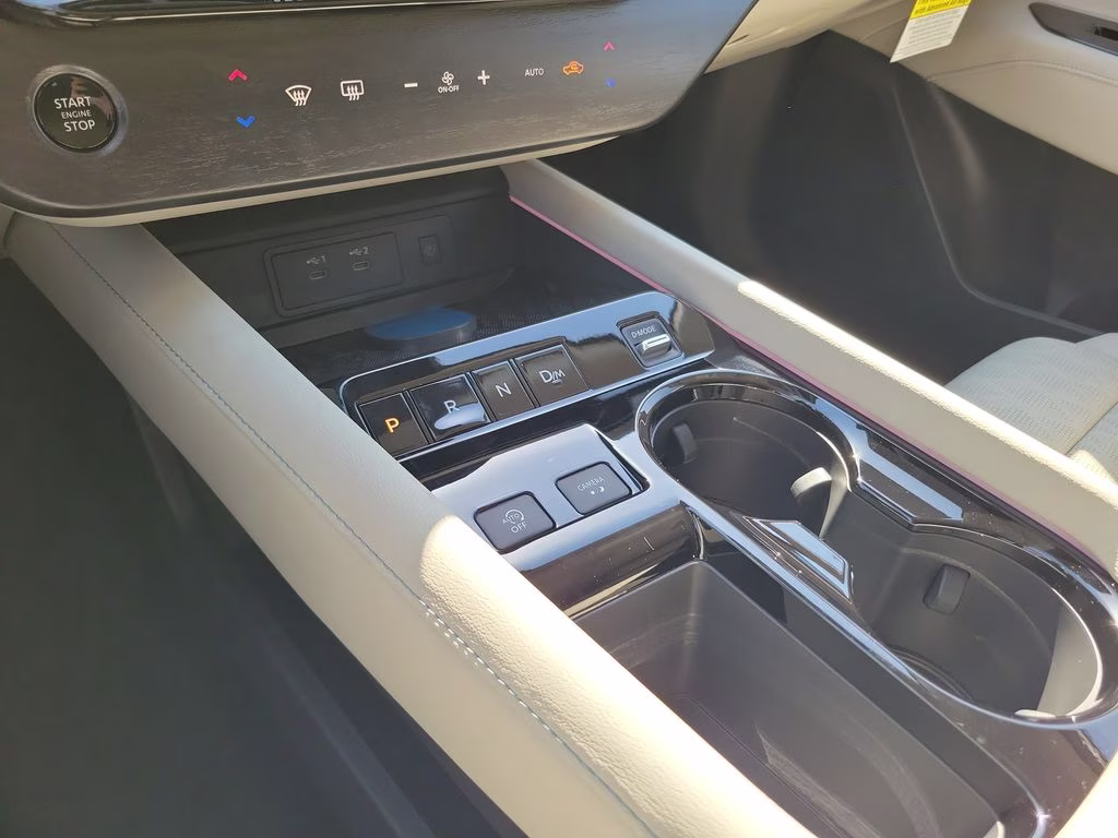 2026 Everest White Pearl/Black Nissan Murano Platinum AWD SUV