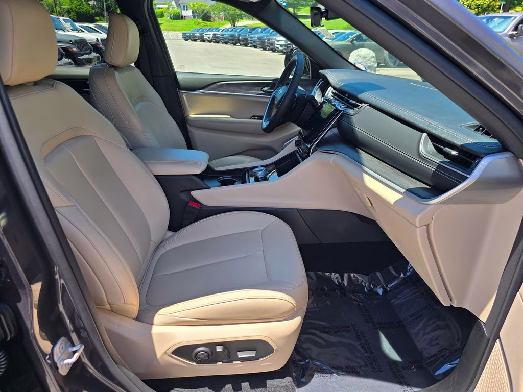 2025 Baltic Gray Metallic Clearcoat Jeep Grand Cherokee Limited 4X4 SUV