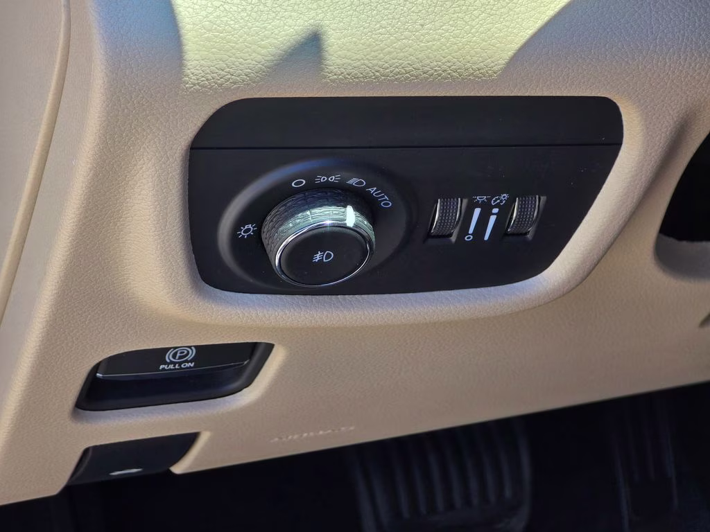 2025 Baltic Gray Metallic Clearcoat Jeep Grand Cherokee Limited 4X4 SUV