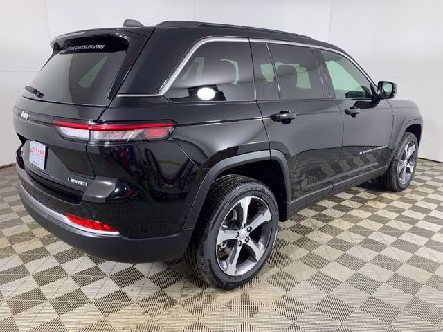 2026 Diamond Black Crystal Pearlcoat Jeep Grand Cherokee Limited 4X4 SUV