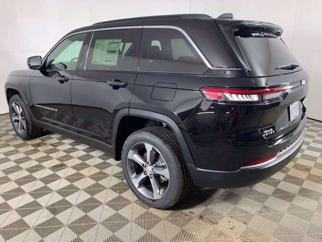 2026 Diamond Black Crystal Pearlcoat Jeep Grand Cherokee Limited 4X4 SUV
