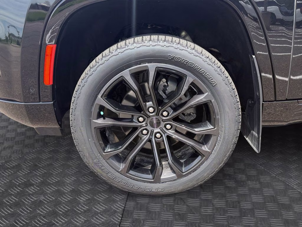 2023 Diamond Black Crystal Pearlcoat Jeep Grand Wagoneer Series II w/Massaging Front Seats & 3 Panel Sun Ro 4X4 SUV