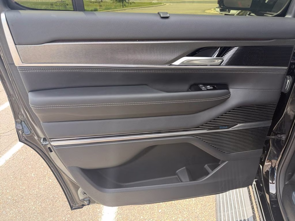 2023 Diamond Black Crystal Pearlcoat Jeep Grand Wagoneer Series II w/Massaging Front Seats & 3 Panel Sun Ro 4X4 SUV