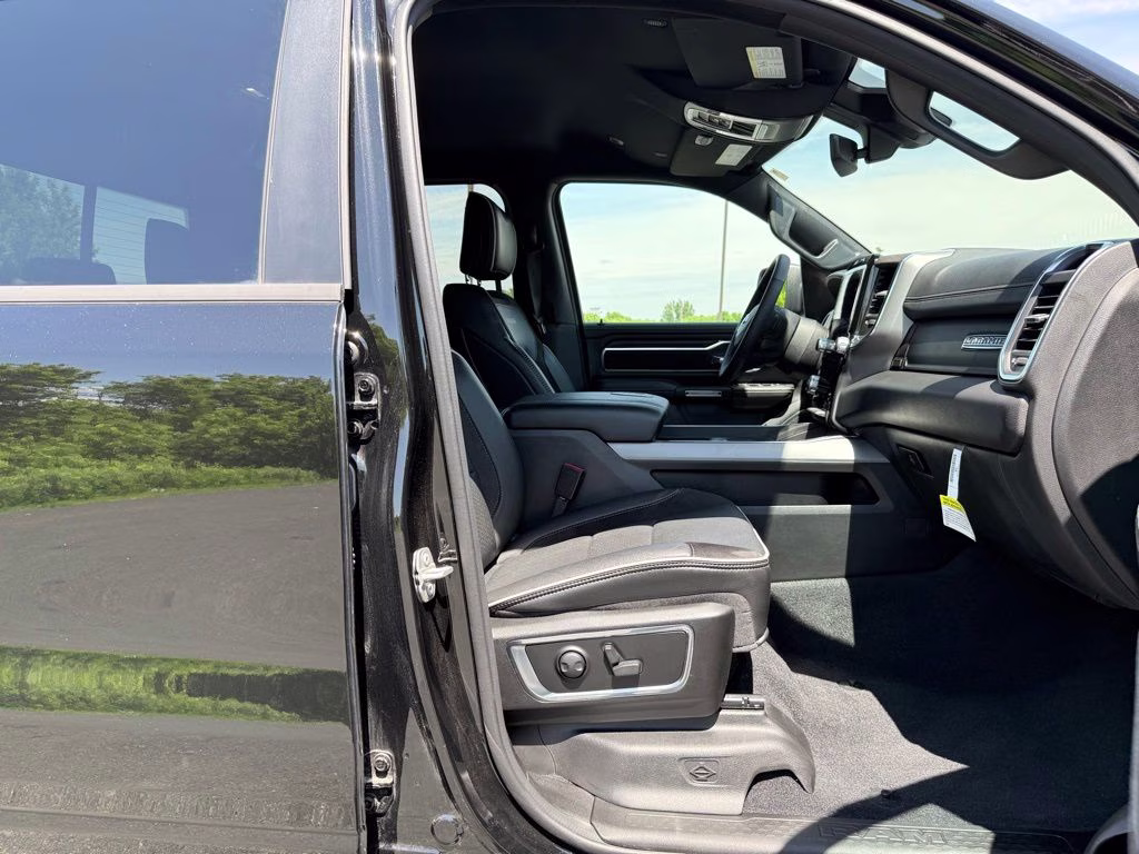 2025 Diamond Black Crystal Pearlcoat Ram 1500 Laramie 4X4 Truck