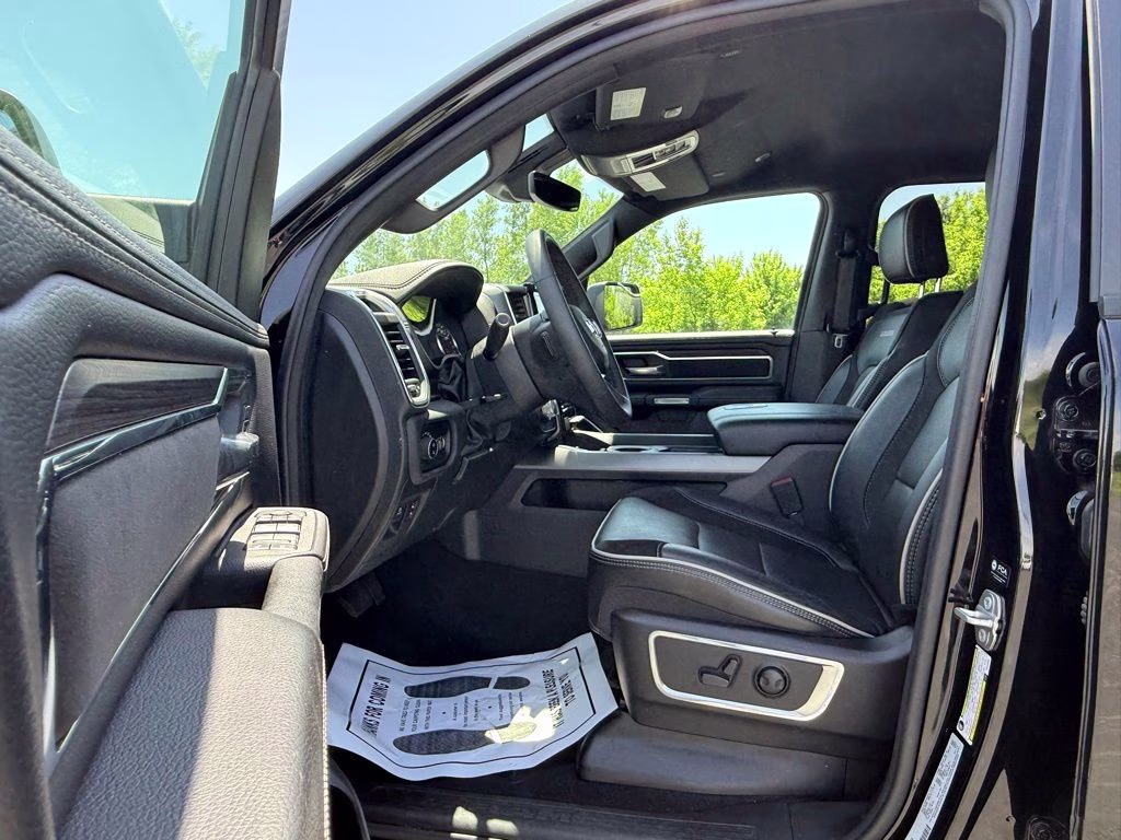 2025 Diamond Black Crystal Pearlcoat Ram 1500 Laramie 4X4 Truck
