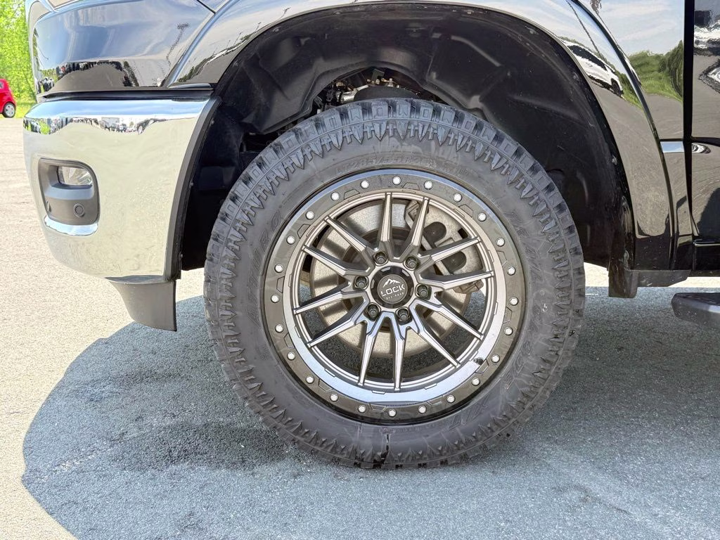 2025 Diamond Black Crystal Pearlcoat Ram 1500 Laramie 4X4 Truck