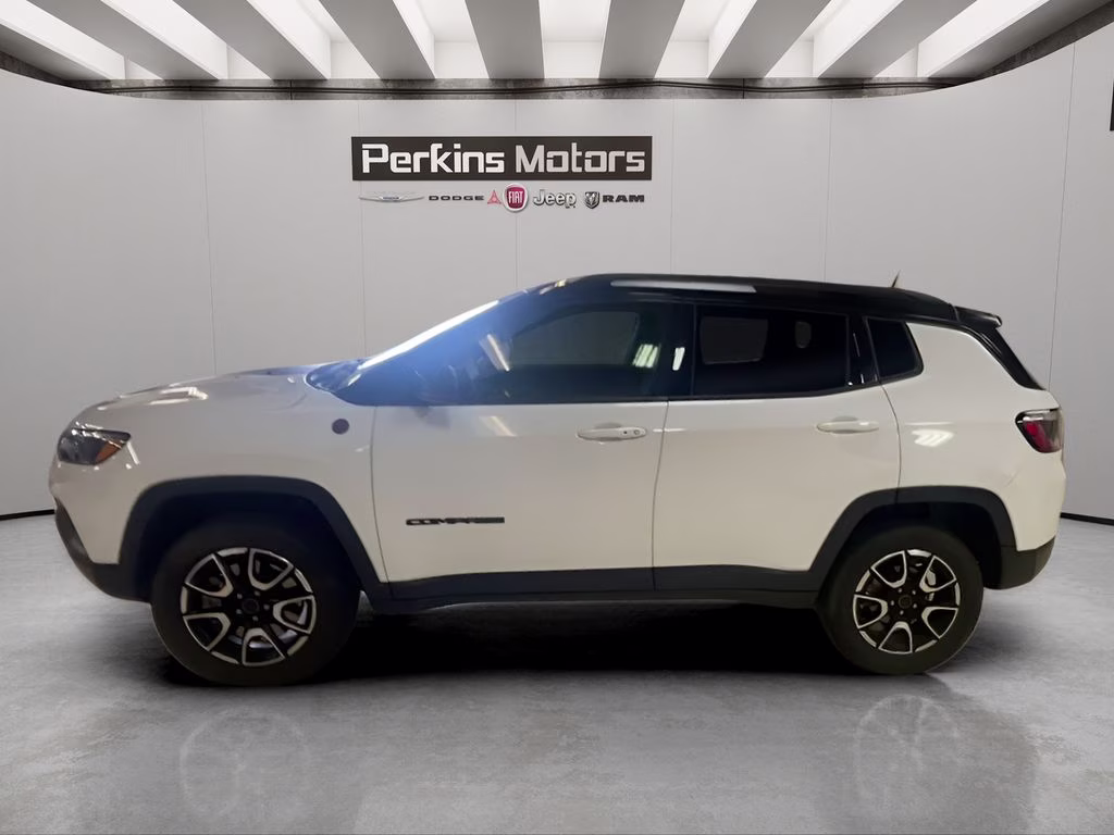 2025 Bright White Clearcoat Jeep Compass Trailhawk 4X4 SUV