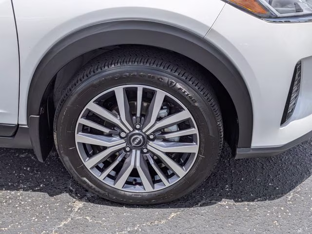 2024 Aspen White Tricoat Nissan Kicks SV FWD SUV