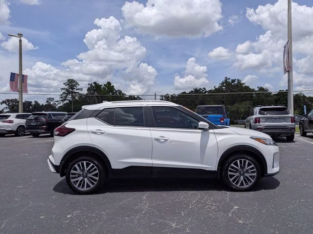 2024 Aspen White Tricoat Nissan Kicks SV FWD SUV