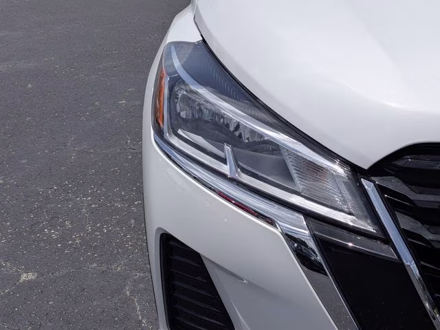 2024 Aspen White Tricoat Nissan Kicks SV FWD SUV