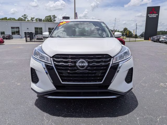 2024 Aspen White Tricoat Nissan Kicks SV FWD SUV
