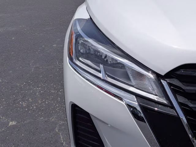 2024 Aspen White Tricoat Nissan Kicks SV FWD SUV