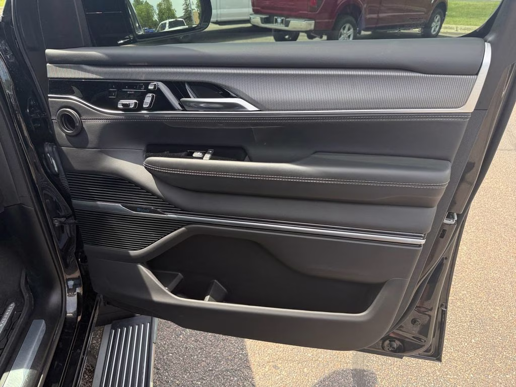 2023 Diamond Black Crystal Pearlcoat Jeep Grand Wagoneer Series II w/Massaging Front Seats & 3 Panel Sun Ro 4X4 SUV