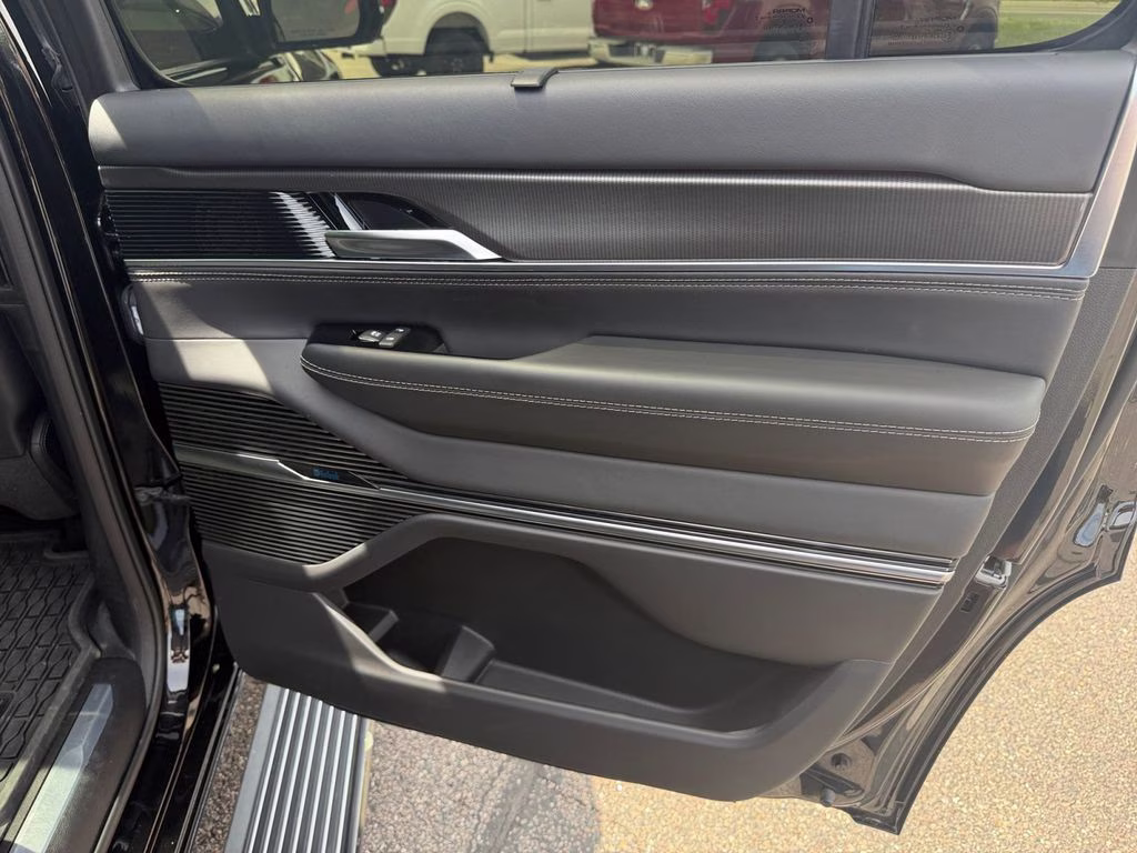 2023 Diamond Black Crystal Pearlcoat Jeep Grand Wagoneer Series II w/Massaging Front Seats & 3 Panel Sun Ro 4X4 SUV