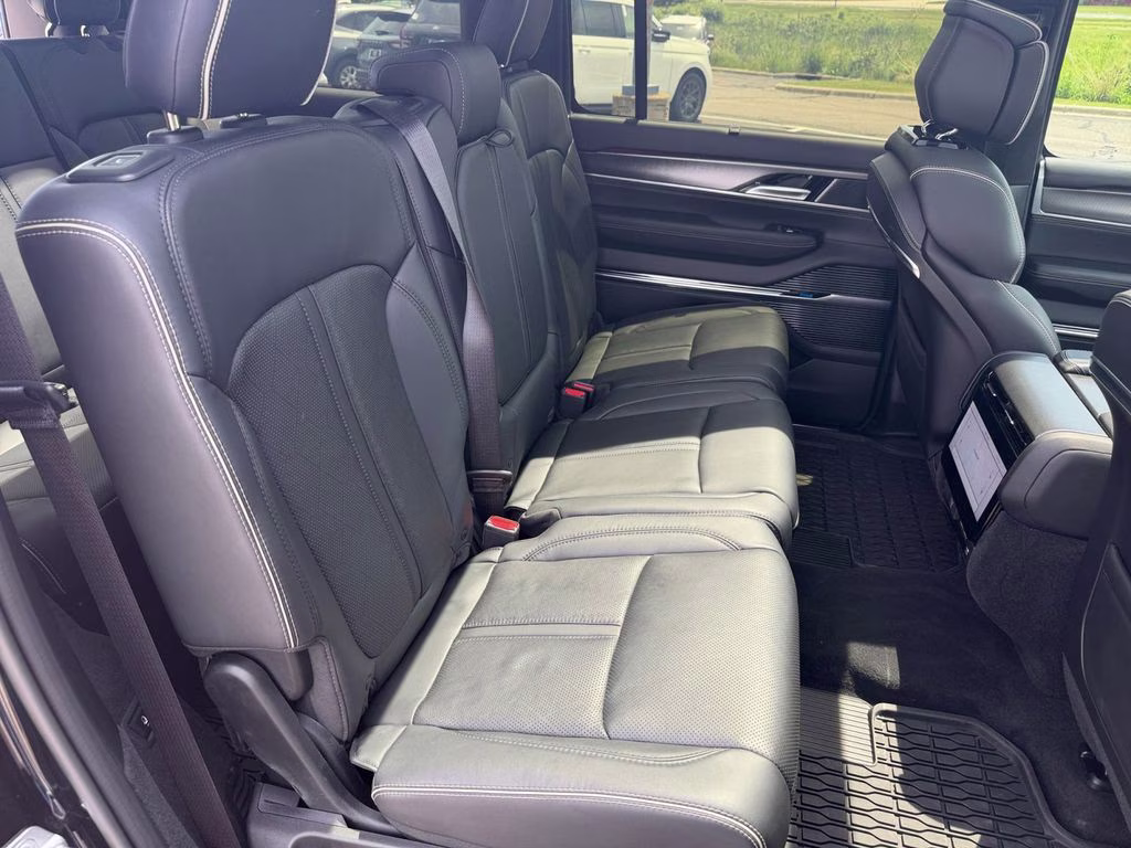 2023 Diamond Black Crystal Pearlcoat Jeep Grand Wagoneer Series II w/Massaging Front Seats & 3 Panel Sun Ro 4X4 SUV