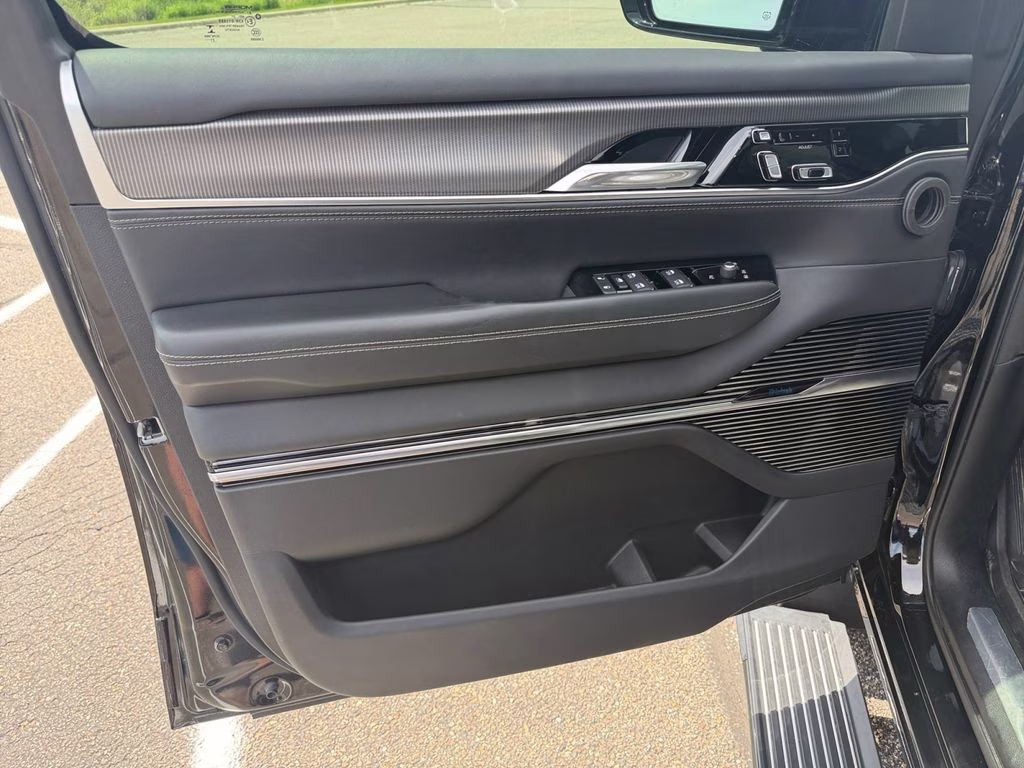 2023 Diamond Black Crystal Pearlcoat Jeep Grand Wagoneer Series II w/Massaging Front Seats & 3 Panel Sun Ro 4X4 SUV