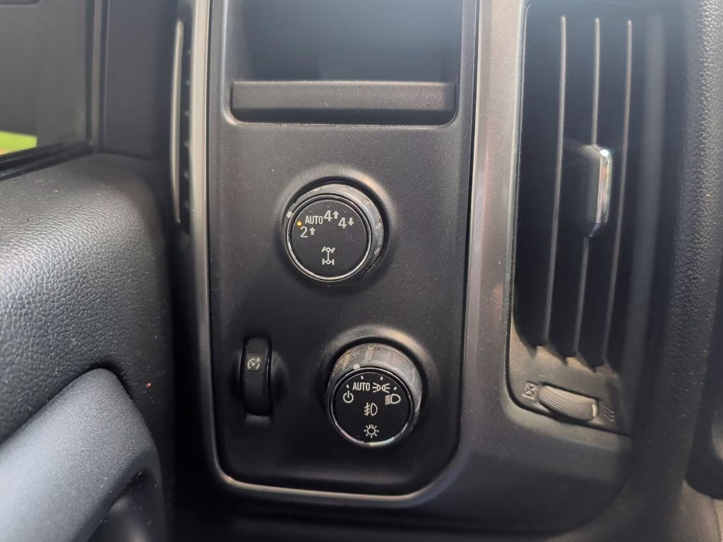 2018 Graphite Metallic Chevrolet Silverado 1500 LT 4X4 Truck
