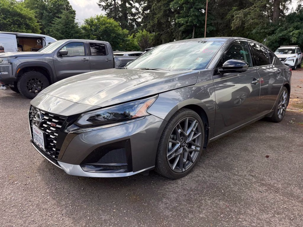 2023 Gun Metallic Nissan Altima 2.0 SR FWD Sedan