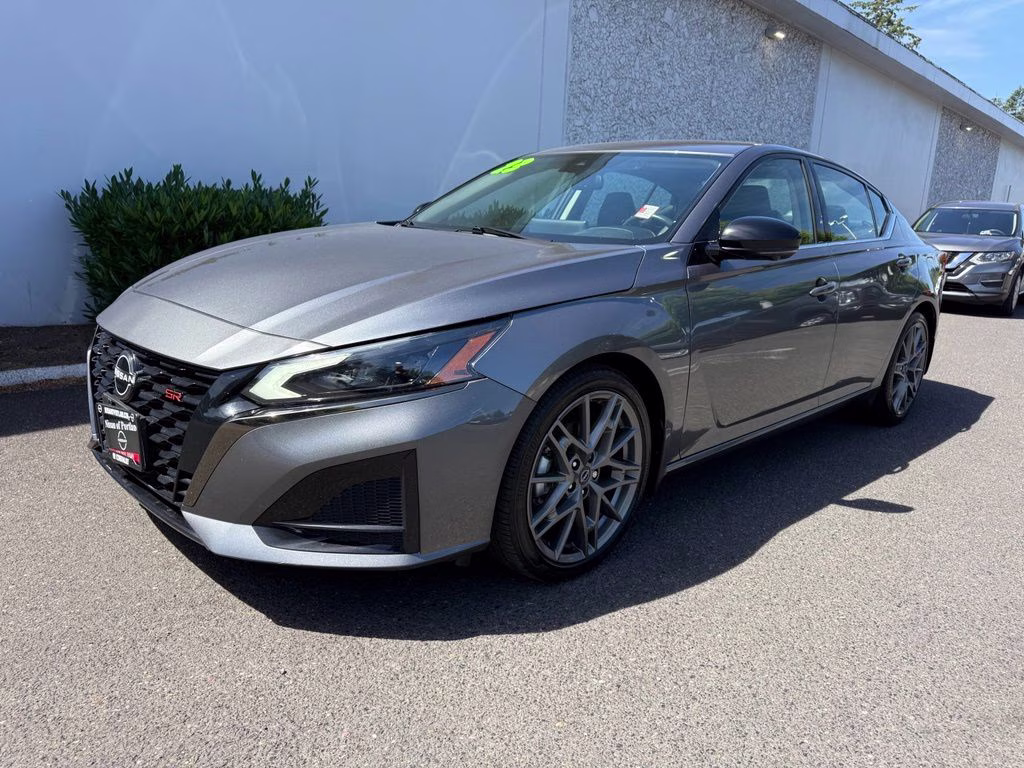 2023 Gun Metallic Nissan Altima 2.0 SR FWD Sedan