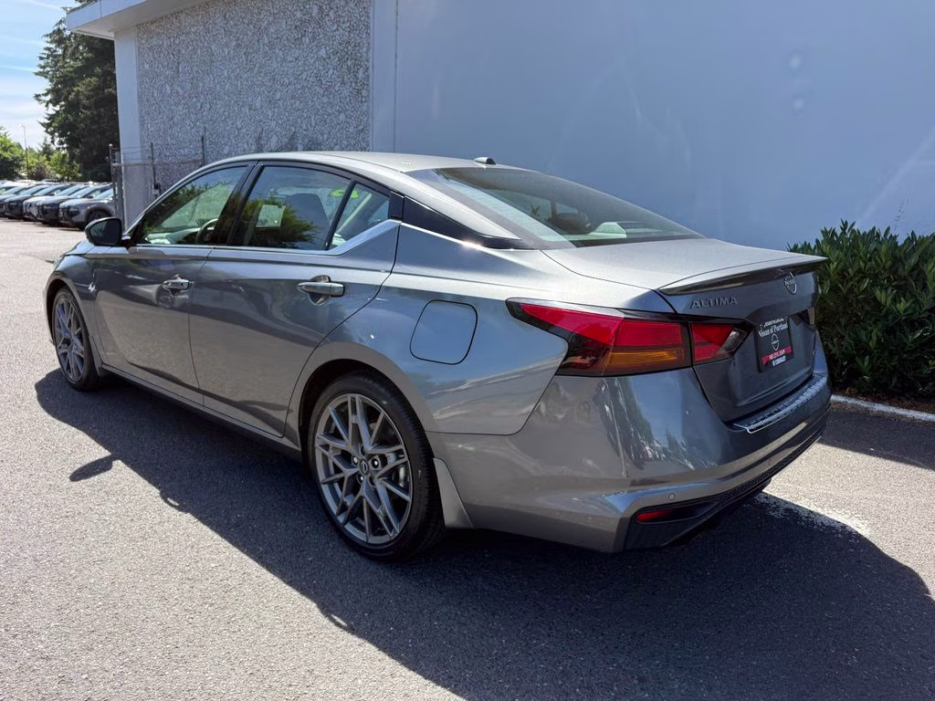 2023 Gun Metallic Nissan Altima 2.0 SR FWD Sedan