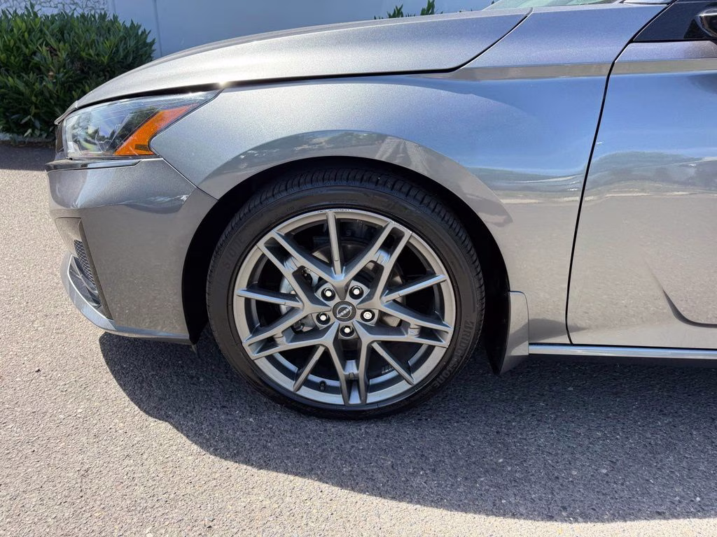 2023 Gun Metallic Nissan Altima 2.0 SR FWD Sedan