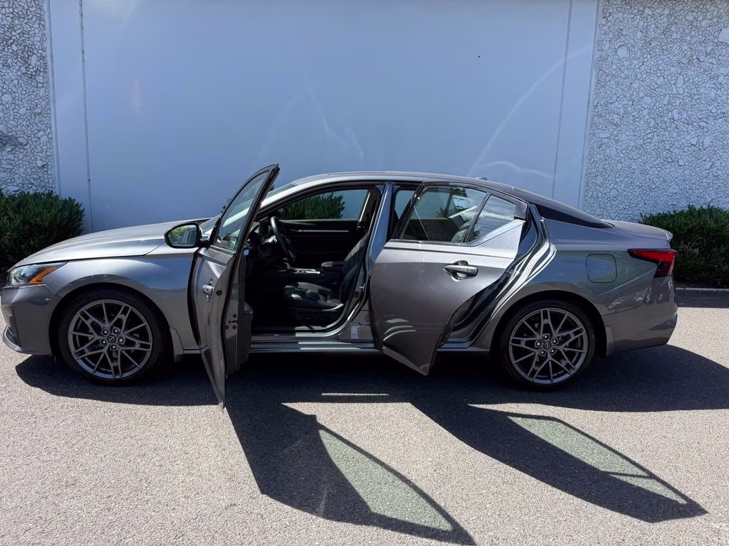 2023 Gun Metallic Nissan Altima 2.0 SR FWD Sedan