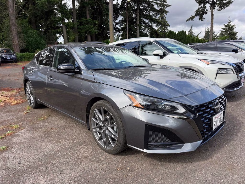 2023 Gun Metallic Nissan Altima 2.0 SR FWD Sedan